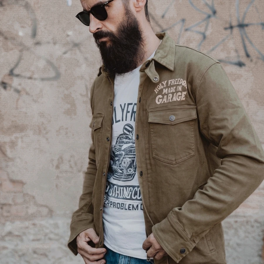 Marrom Jacket Holyfreedom indossata in città, vestibilità versatile per moto e tempo libero