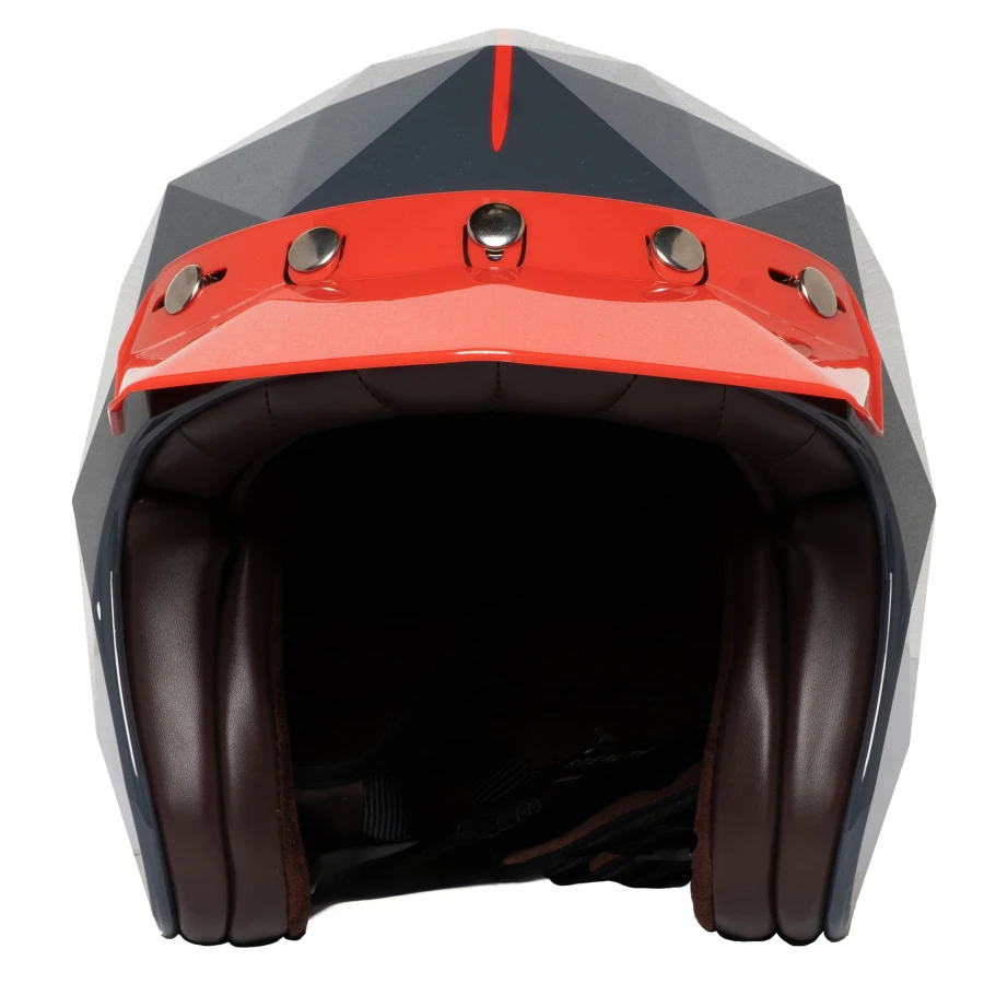 Dettaglio grafico della finitura rossa Rinaldi per un casco cafe racer dal carattere forte.