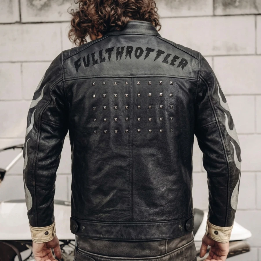 Fit in sella della giacca moto pelle uomo vintage cafe racer dal look scuro.