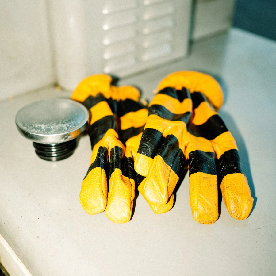 Front view of Pitt Raw Gloves, guanti moto pelle dal profilo pulito e vintage. 2