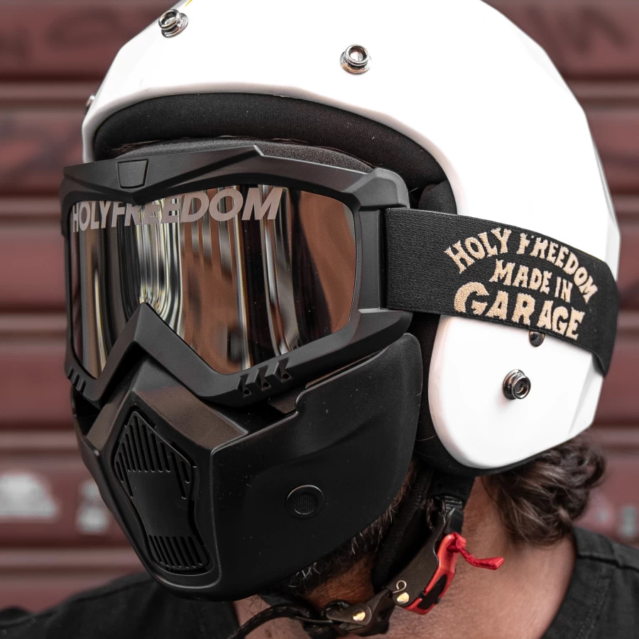 Maschera moto vintage abbinata a casco jet e giacca scrambler per un outfit autentico.