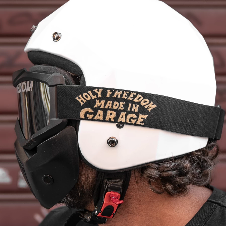 Dettaglio grafico Fat Rat su maschera moto custom Holyfreedom dal look originale.