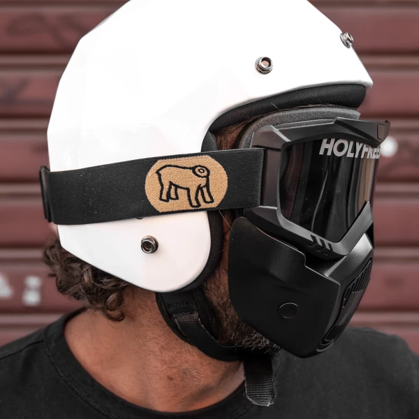 Dettaglio grafico Fat Rat su maschera moto custom Holyfreedom dal look originale.