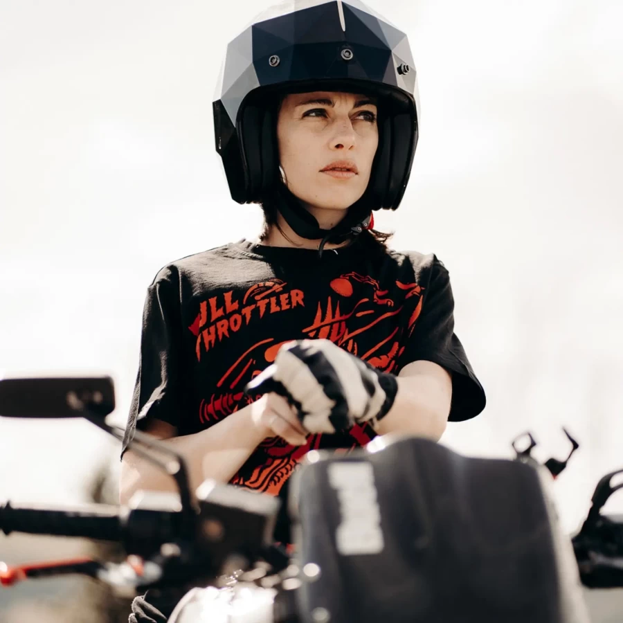 Outfit scrambler e vintage con t-shirt donna Rossofuoco, denim e giacca in pelle.