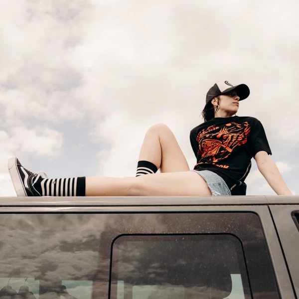 Outfit scrambler e vintage con t-shirt donna Rossofuoco, denim e giacca in pelle.