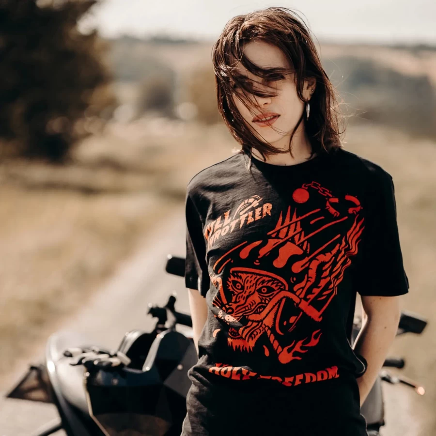 Dettaglio tessuto slub e stile Rossofuoco per una t-shirt moto donna dal carattere vivo.