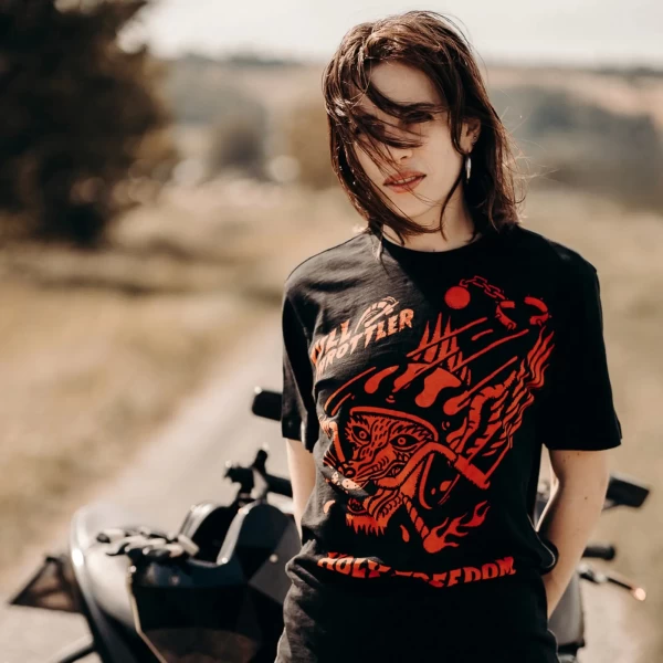 Dettaglio tessuto slub e stile Rossofuoco per una t-shirt moto donna dal carattere vivo.