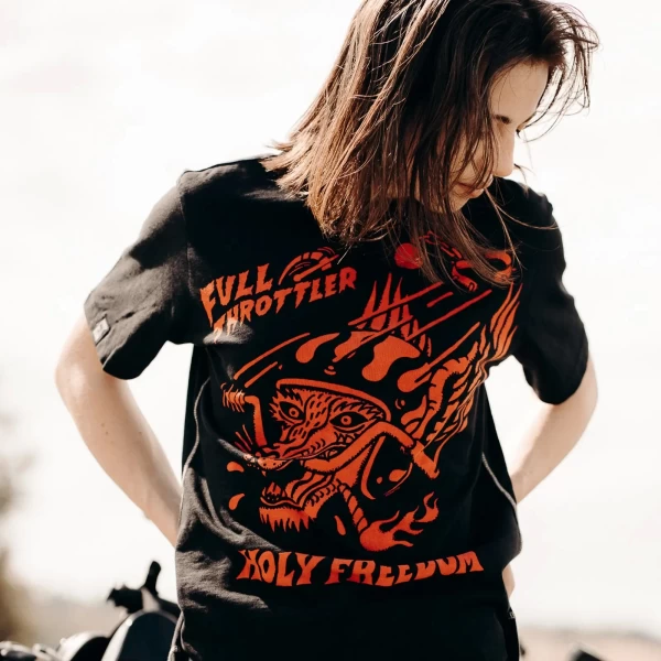 Dettaglio tessuto slub e stile Rossofuoco per una t-shirt moto donna dal carattere vivo.