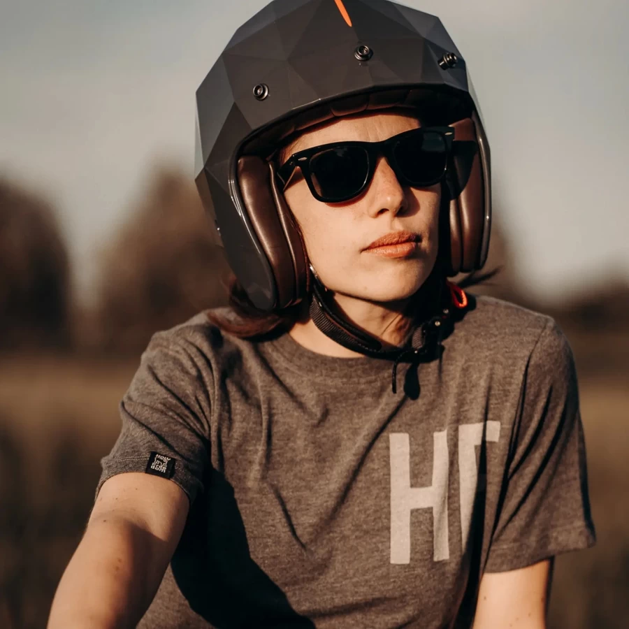 Dettaglio della stampa Ghostrider su t-shirt moto donna Holyfreedom, tono grigio vintage.