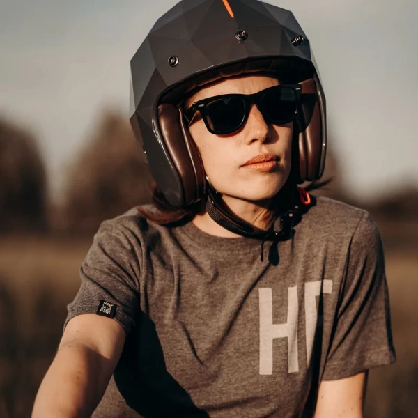 Dettaglio della stampa Ghostrider su t-shirt moto donna Holyfreedom, tono grigio vintage.