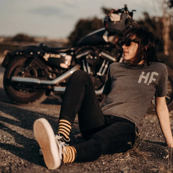 T-shirt donna Holyfreedom Ghostrider Grey abbinata a denim e stile scrambler urbano.