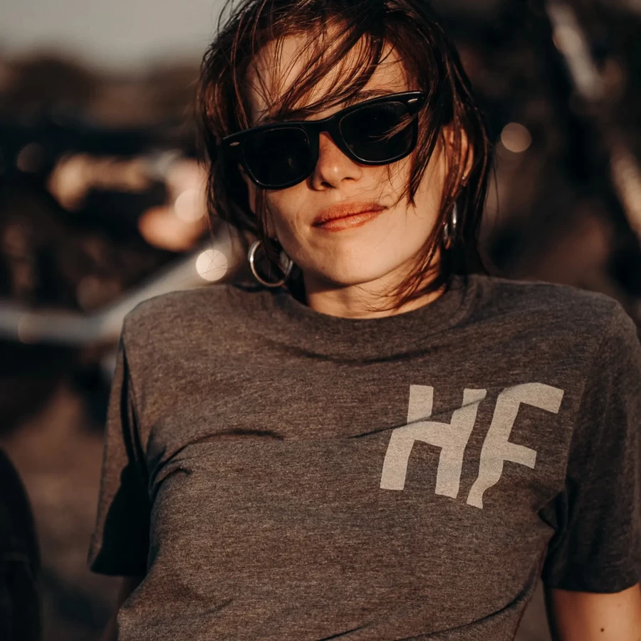 Dettaglio della stampa Ghostrider su t-shirt moto donna Holyfreedom, tono grigio vintage.