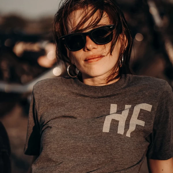 Dettaglio della stampa Ghostrider su t-shirt moto donna Holyfreedom, tono grigio vintage.