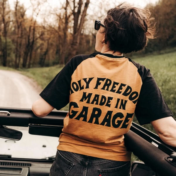 Dettaglio grafica Shoeles Joe su t-shirt moto donna, stampa originale e stile custom.