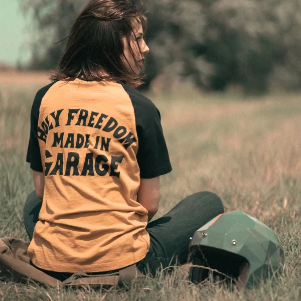 Dettaglio grafica Shoeles Joe su t-shirt moto donna, stampa originale e stile custom.