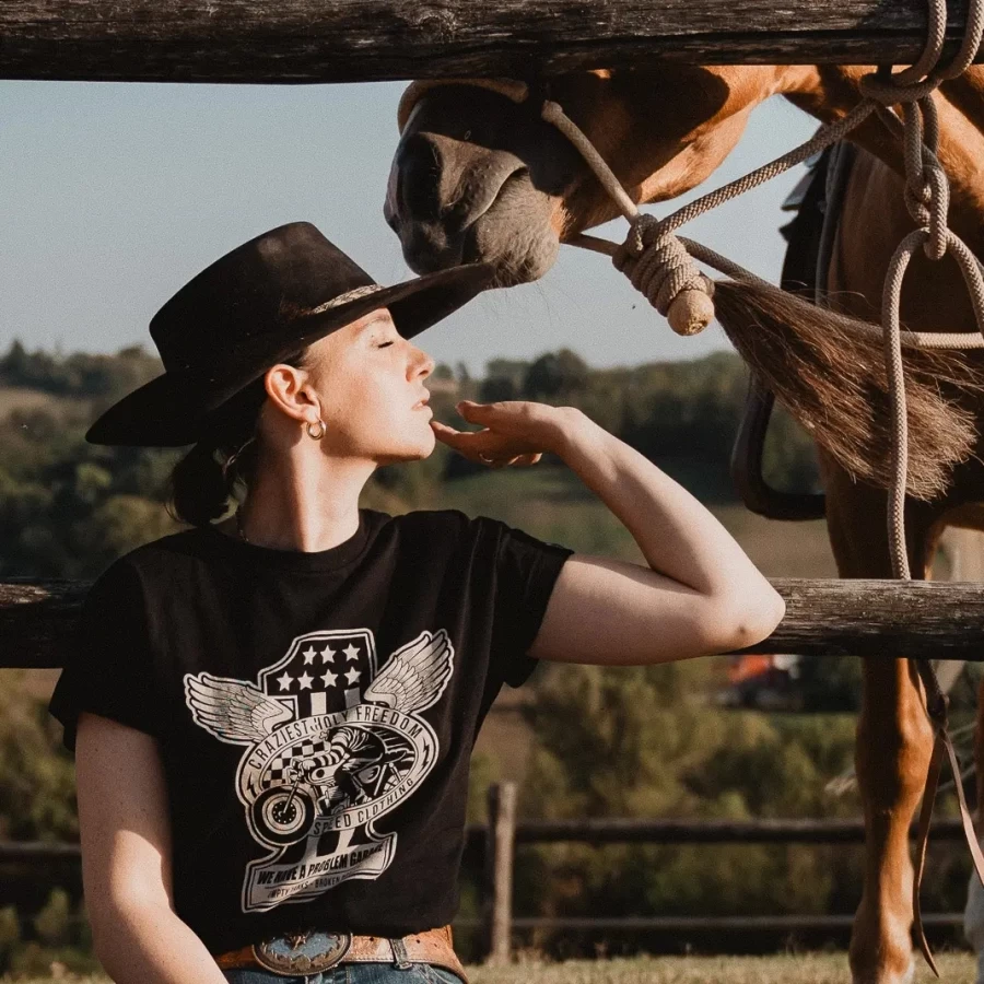 Fit femminile con t-shirt Rebel Holyfreedom, ideale per look biker casual e personale.