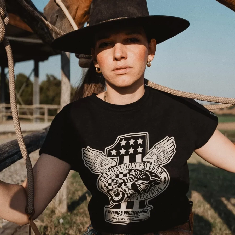 Dettaglio grafico Rebel su t-shirt moto donna, stampa originale e stile custom Holyfreedom.
