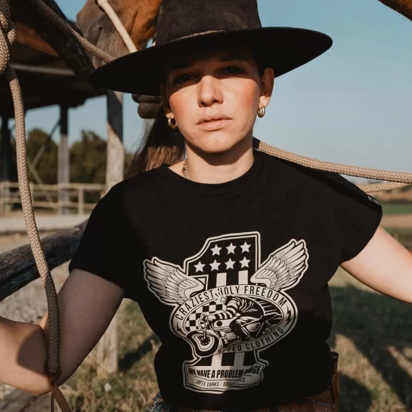 Dettaglio grafico Rebel su t-shirt moto donna, stampa originale e stile custom Holyfreedom.