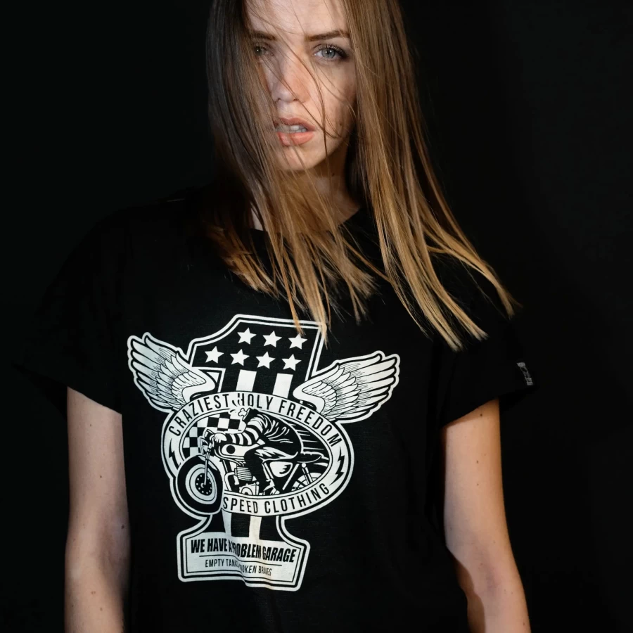 Dettaglio grafico Rebel su t-shirt moto donna, stampa originale e stile custom Holyfreedom.