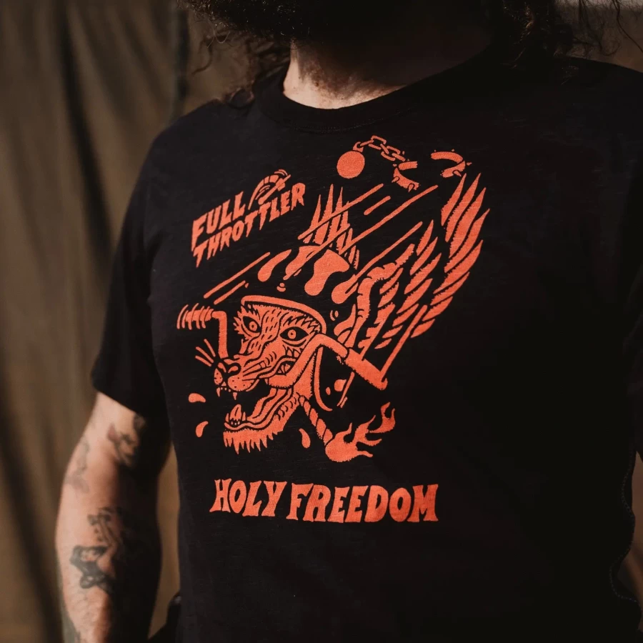 Dettaglio della grafica Rossofuoco su T-shirt Holyfreedom dal carattere custom.
