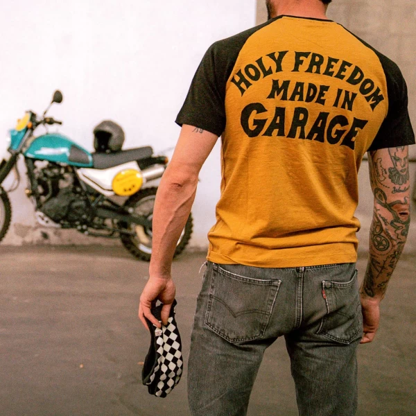 Shoeles Joe indossata in un look biker casual con denim e giacca moto.