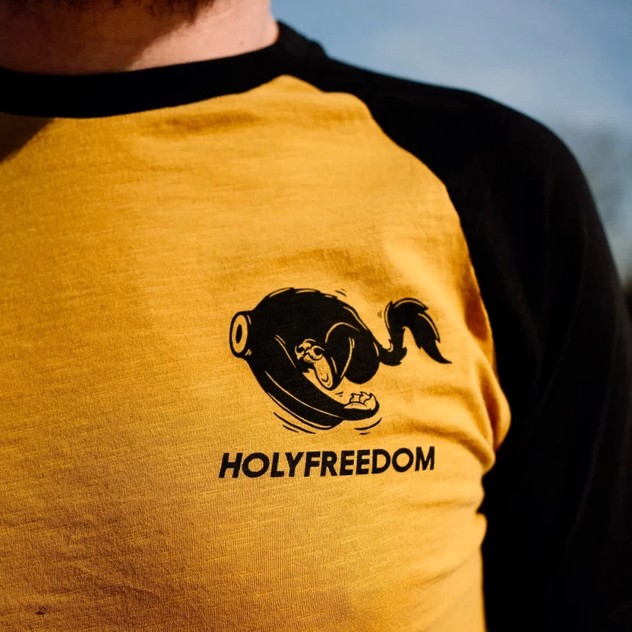 Dettaglio raglan Shoeles Joe con stile custom e finiture pulite Holyfreedom.