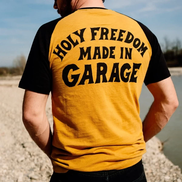 Dettaglio raglan Shoeles Joe con stile custom e finiture pulite Holyfreedom.