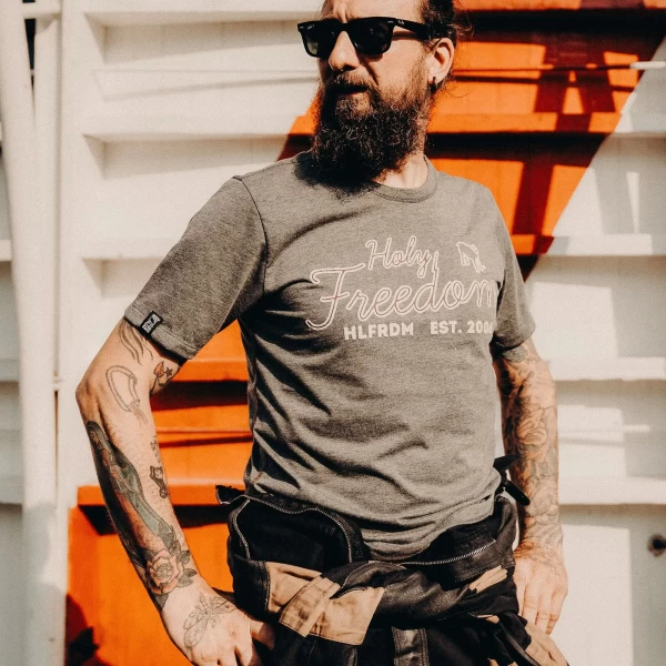 Fit quotidiano con jeans e giacca biker per un outfit sobrio ma dal carattere deciso.