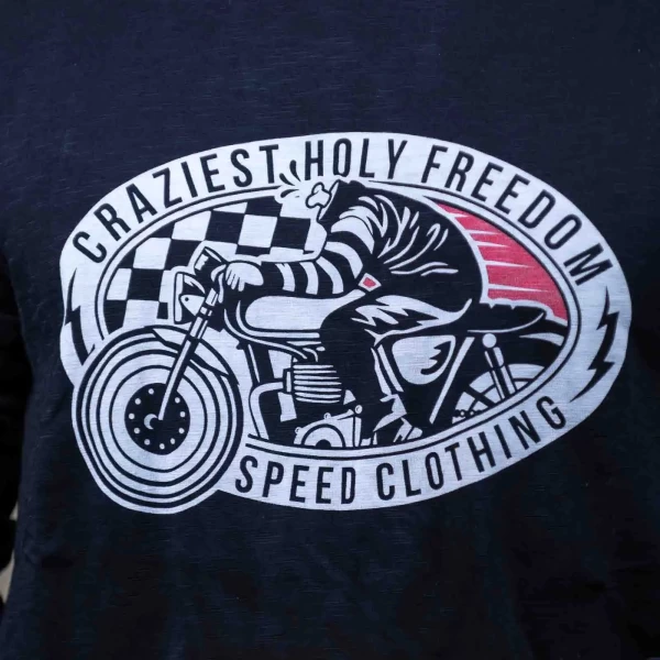 Dettaglio del tessuto e delle finiture della t-shirt basic Holyfreedom, comfort quotidiano.