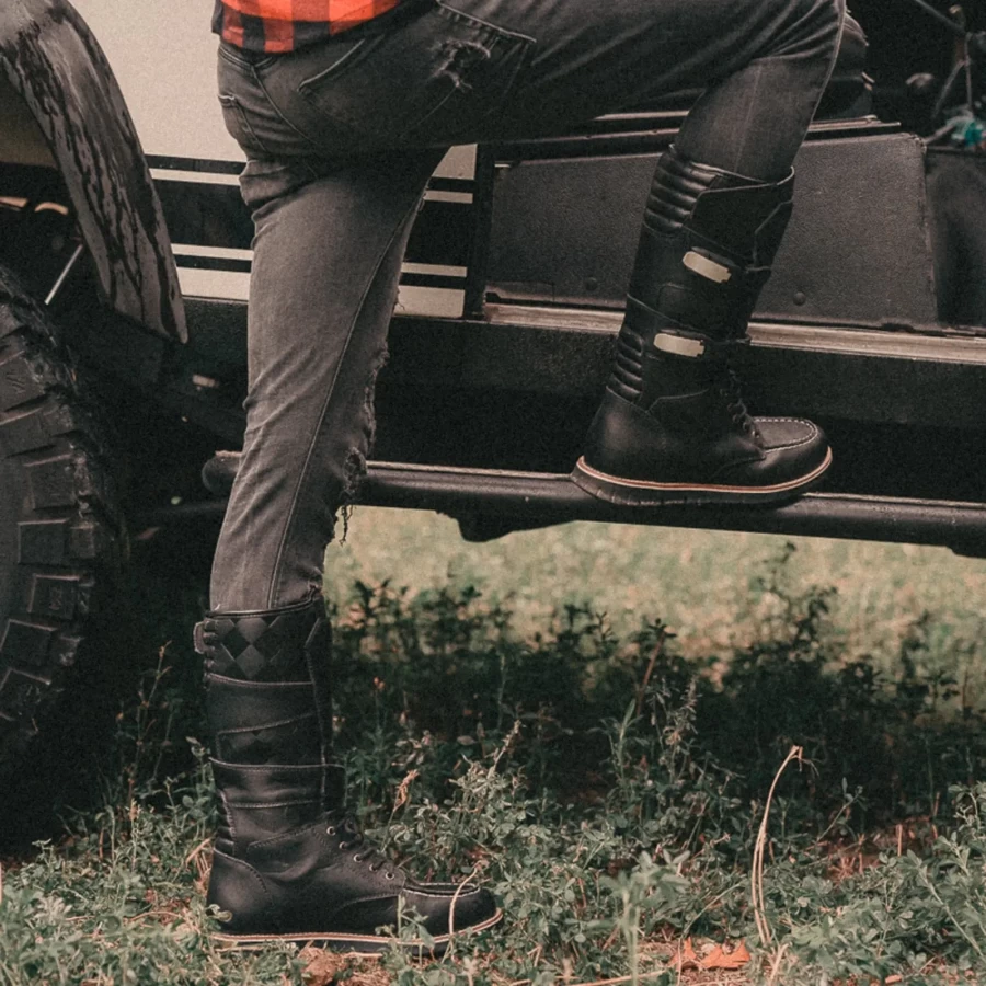 Stivali moto alti in abbinamento a denim e giacca per un look custom deciso.