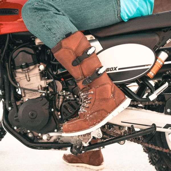 Dettaglio stivali moto custom con finiture in pelle, texture vintage e costruzione impermeabile.