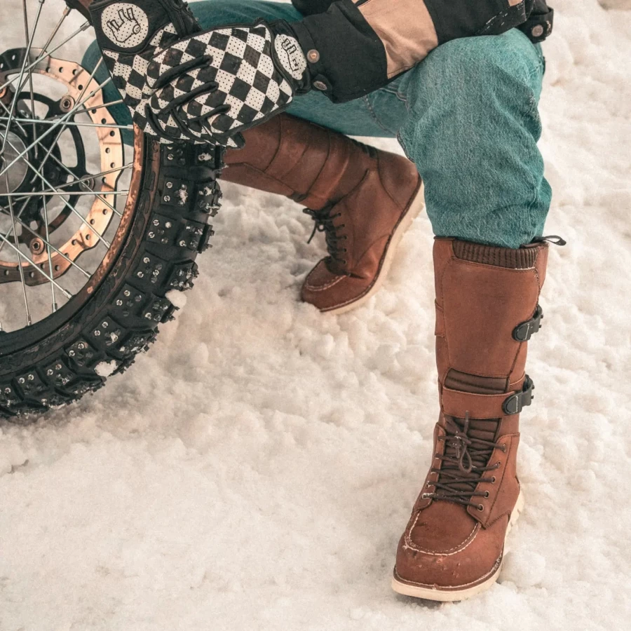 Dettaglio stivali moto custom con finiture in pelle, texture vintage e costruzione impermeabile.