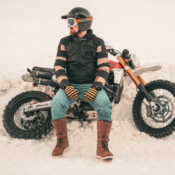 Calzata comoda per stile cafe racer e uso quotidiano su moto custom e scrambler.