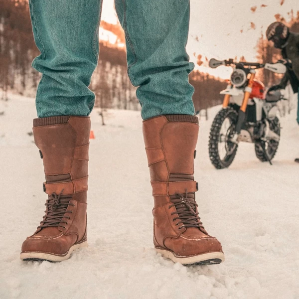 Dettaglio stivali moto custom con finiture in pelle, texture vintage e costruzione impermeabile.