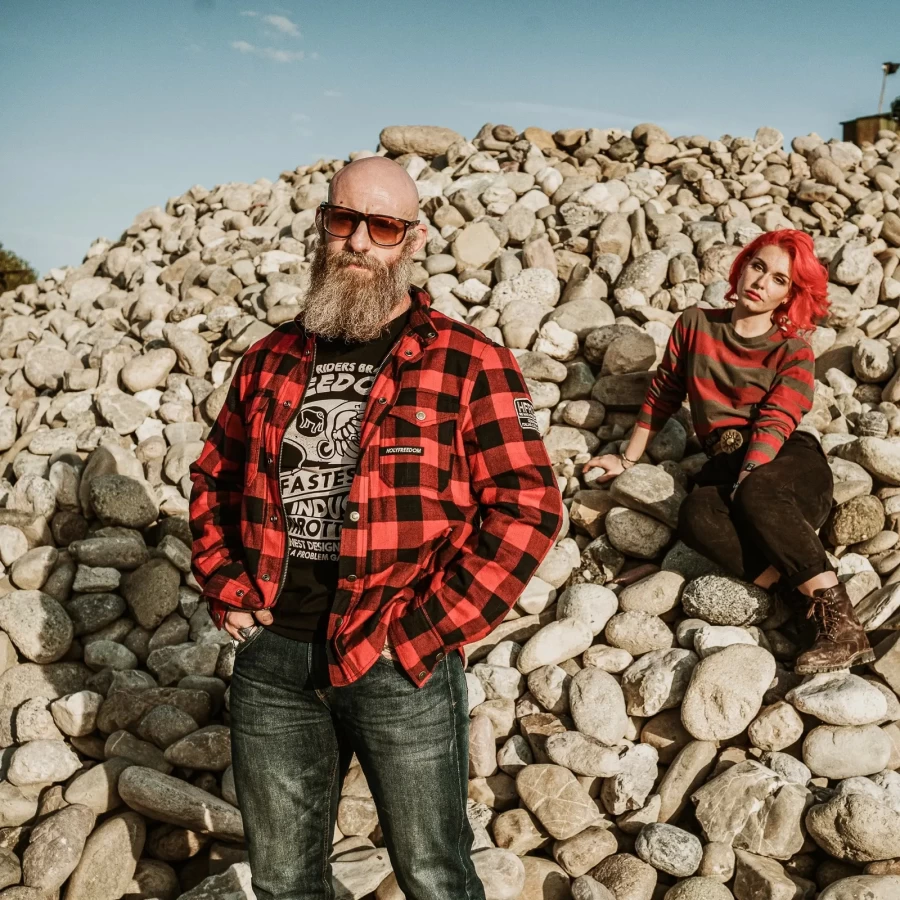 Vestibilità rilassata della Lumberjack Red per cafe racer ride e look quotidiano.