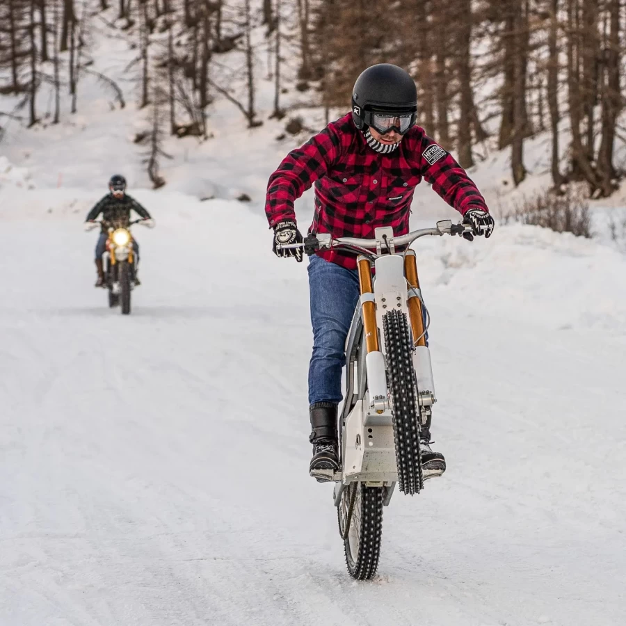 Vestibilità rilassata della Lumberjack Red per cafe racer ride e look quotidiano.