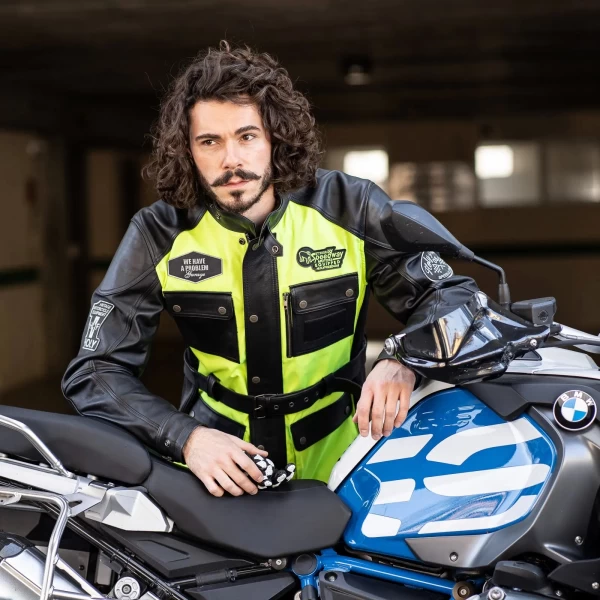 Vestibilità della giacca Quattro Vision per guida quotidiana e look cafe racer.