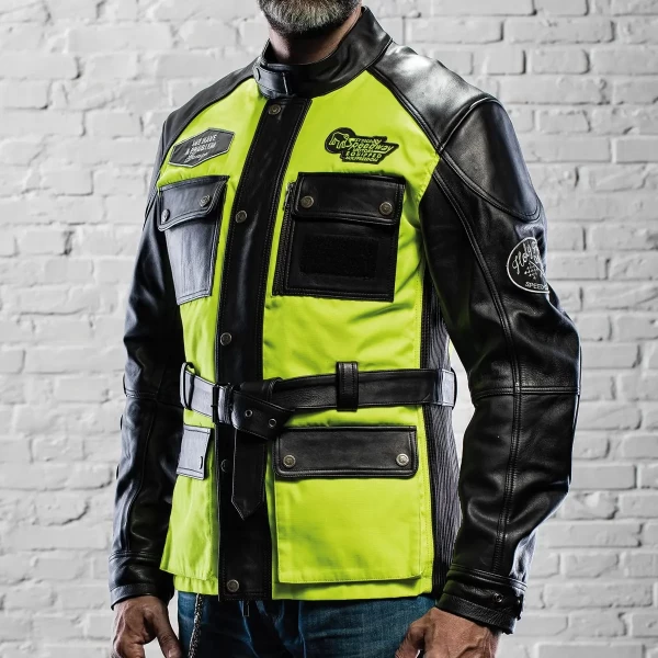 Vestibilità della giacca Quattro Vision per guida quotidiana e look cafe racer.