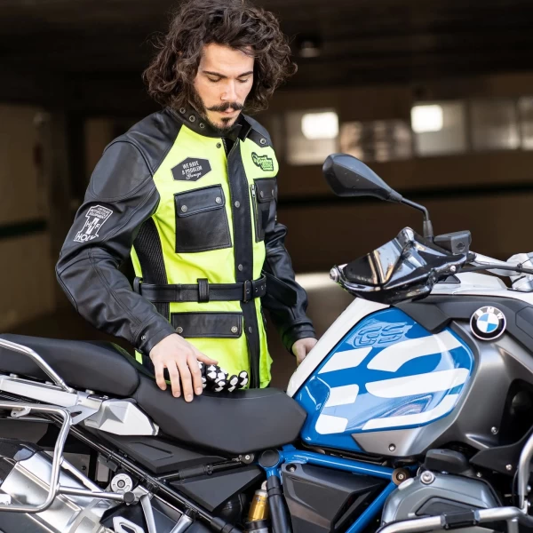 Fit of the Quattro Vision jacket for daily riding and cafe racer inspired looks.