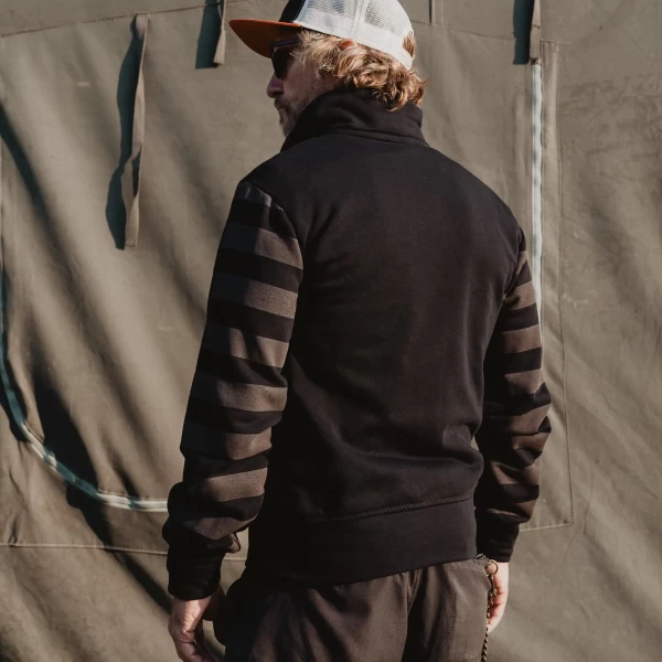 Felpa full zip indossata in outfit biker urbano, perfetta per layering e comfort.