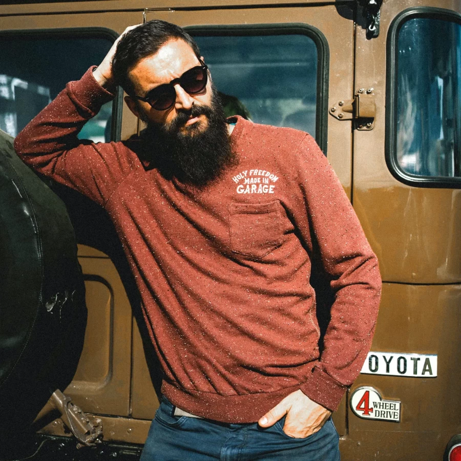 Dettaglio della felpa Zizo Bordeaux con effetto vintage e finiture essenziali Holyfreedom.
