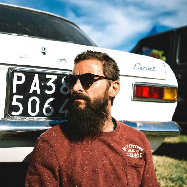 Dettaglio della felpa Zizo Bordeaux con effetto vintage e finiture essenziali Holyfreedom.