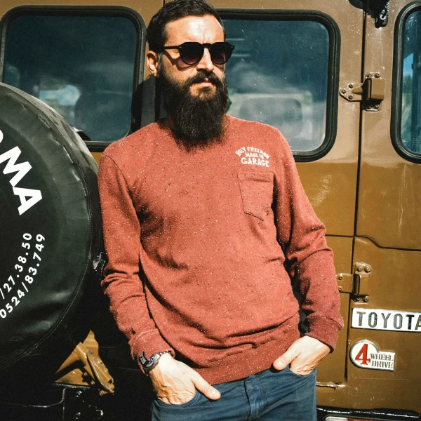 Holyfreedom Zizo Bordeaux indossata in un outfit casual biker, ideale per cafe racer e custom ride.