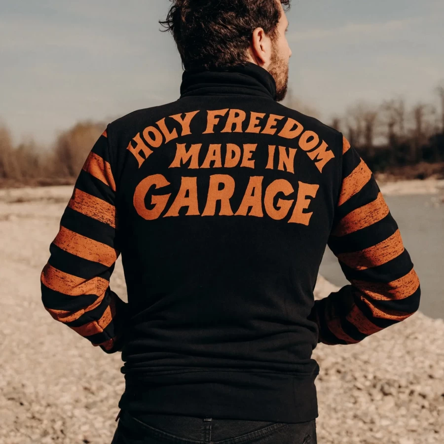 Dettaglio maniche stampate su felpa moto custom Holyfreedom, grafica garage di forte impatto