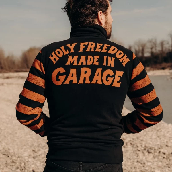 Dettaglio maniche stampate su felpa moto custom Holyfreedom, grafica garage di forte impatto