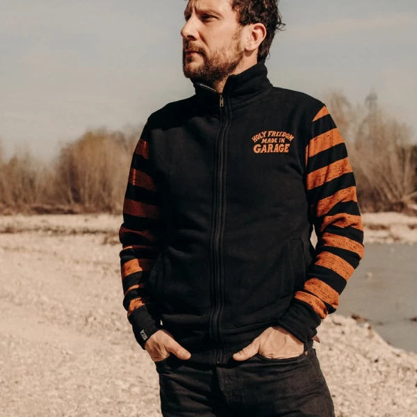 Felpa zip Holyfreedom indossata in stile cafe racer, ideale per layering e uscite in moto
