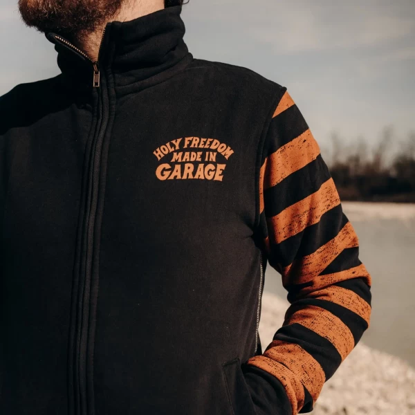 Dettaglio maniche stampate su felpa moto custom Holyfreedom, grafica garage di forte impatto