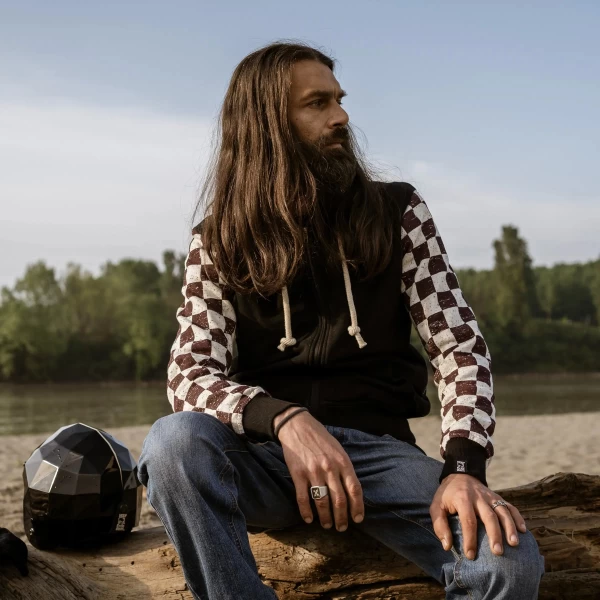 Fit rilassato per moto e tempo libero, felpa custom perfetta in città e nei box.