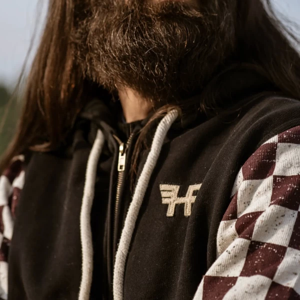 Dettaglio della felpa moto cafe racer Holyfreedom con finiture curate e stile urban.
