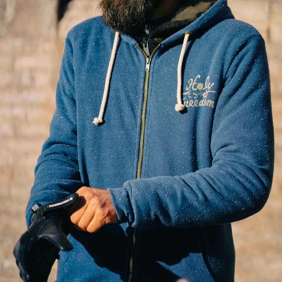 Felpa Holyfreedom indossata in un look custom casual, perfetta per città e moto